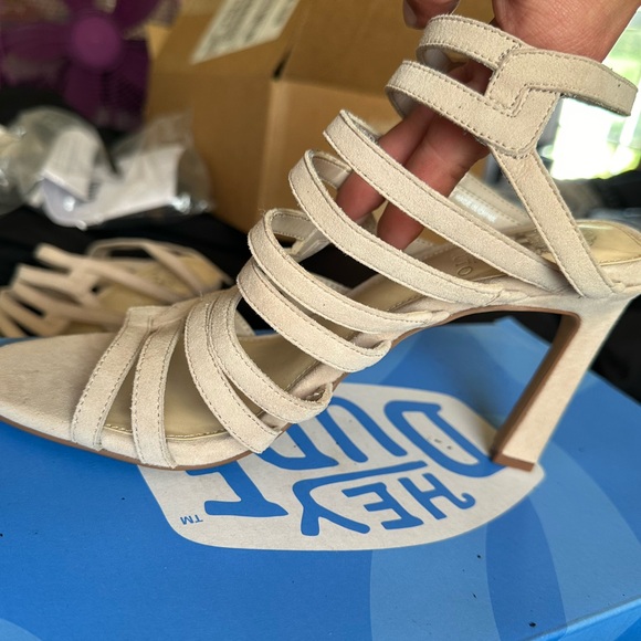 Tan colored, VINCE CAMUTO, gorgeous heels, size 7M - Picture 3 of 5